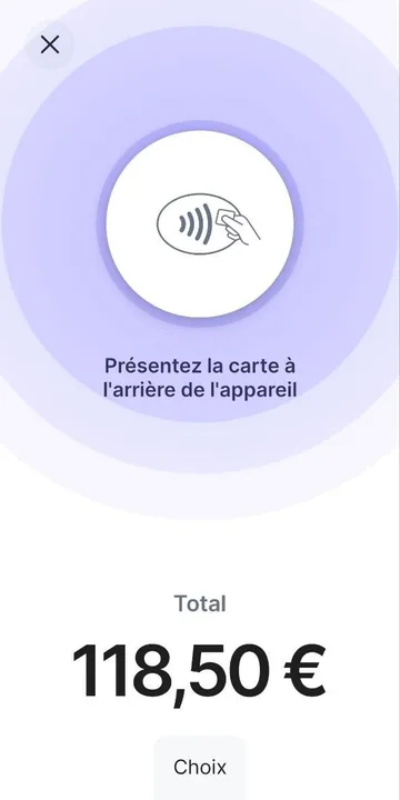 Écran demandant au client de poser sa carte sur le téléphone